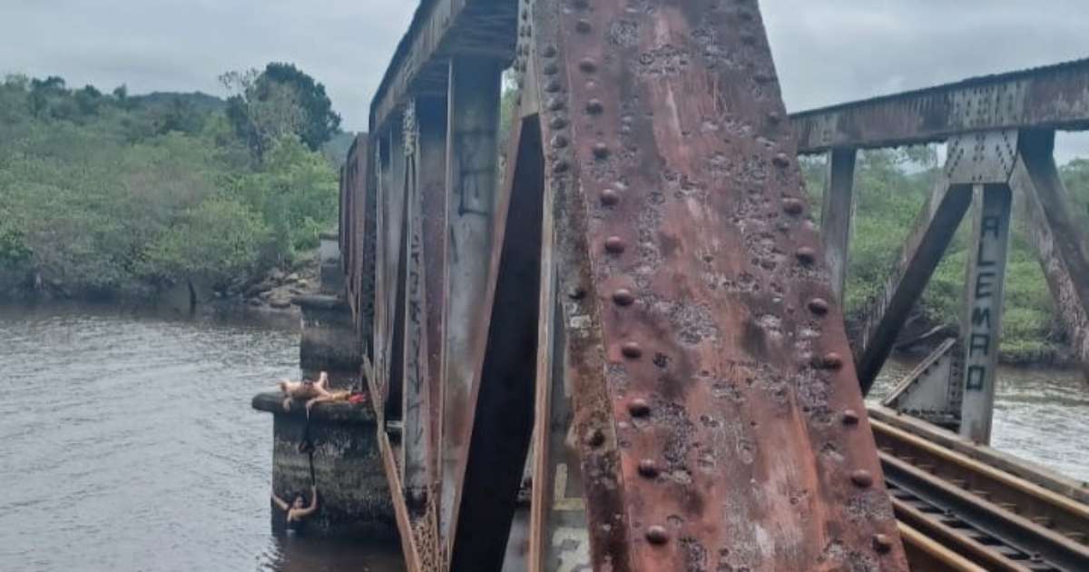 Mulher cai de ponte ao tentar tirar foto e se segura por cadarço até ser resgatada pelos bombeiros