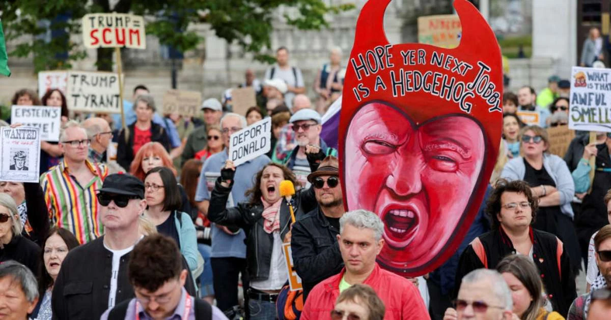Manifestantes protestam contra visita de Trump à Escócia, marcada por golfe e negociações comerciais