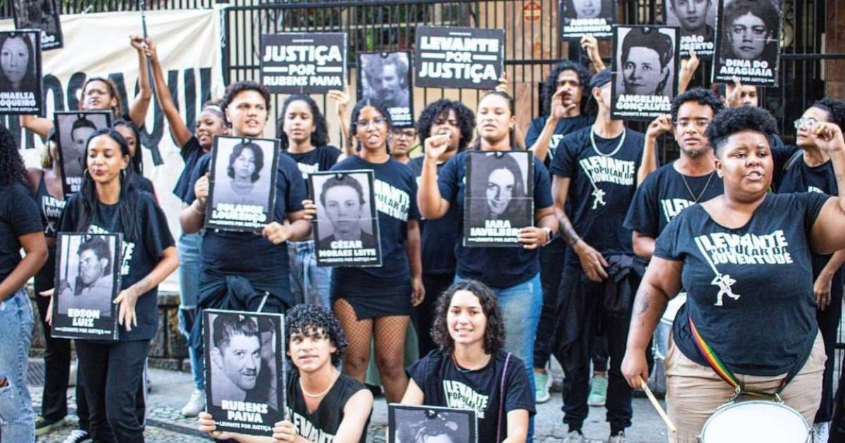 Jovens fazem protesto em frente a prédio de acusado por tortura e morte de Rubens Paiva; veja