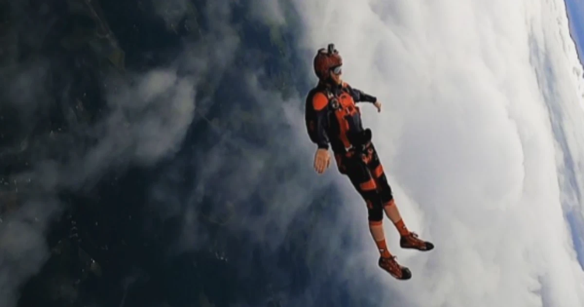 Instrutor de paraquedas se solta durante salto e morre aos 35 anos