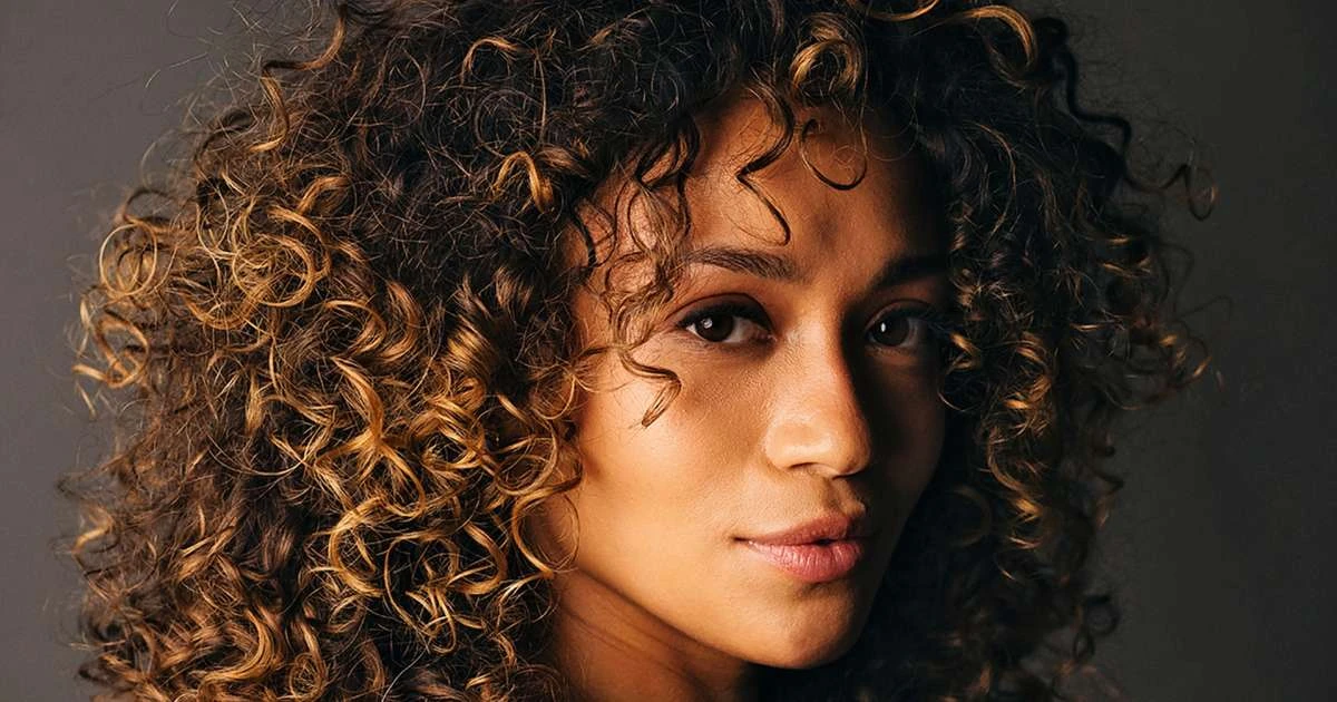 Lorena Lima emociona ao retratar família homoafetiva em Vale Tudo: 'Reparação histórica'