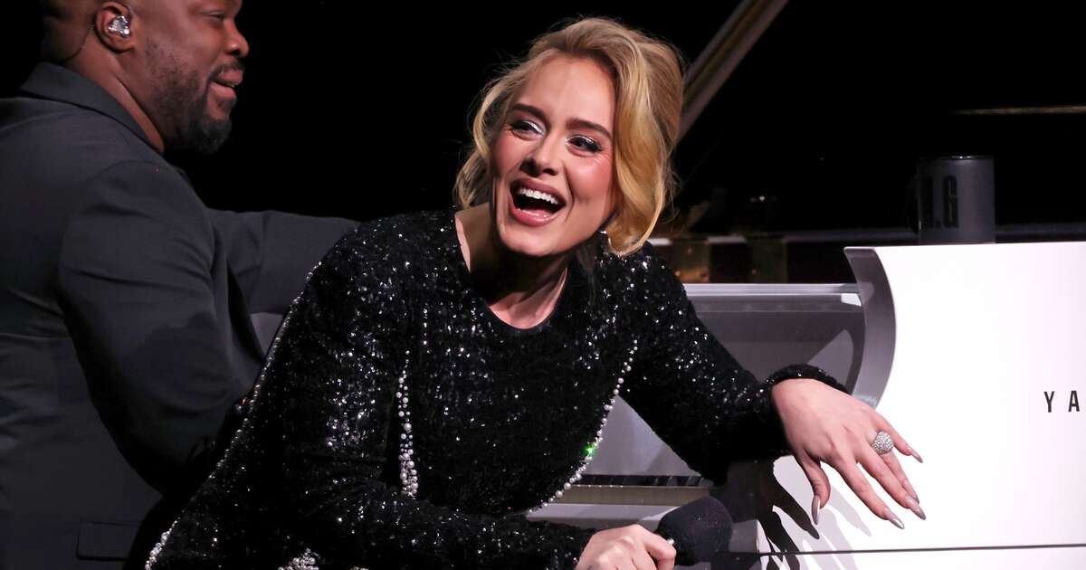 Adele diz estar 'um pouco surda' após infecção de ouvido: 'A coisa mais dolorosa que já aconteceu comigo'