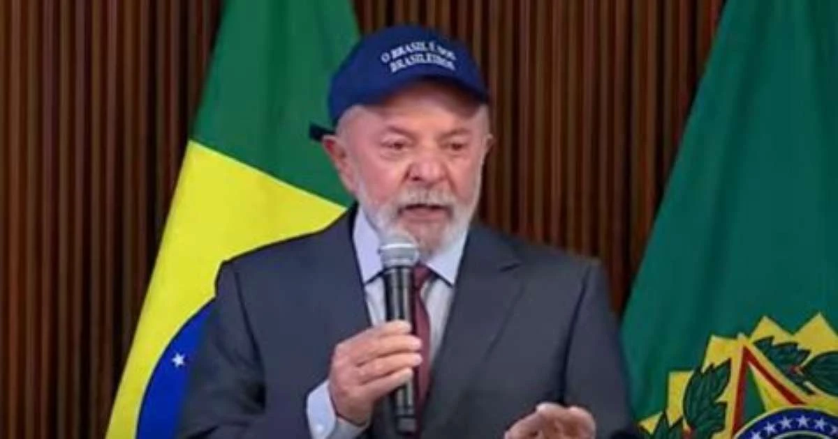 Com boné 'anti-Trump', Lula pede 'frente de batalha' contra filho de Bolsonaro