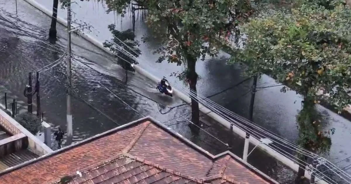 Chuva deixa ruas de Santos (SP) embaixo d'água; frio deve ficar mais intenso