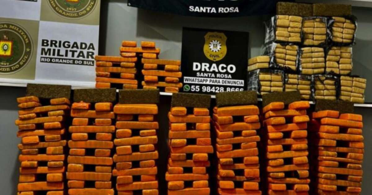 Após fuga em alta velocidade veiculo capota, cai dentro de rio e polícia encontra 330 kg de maconha dentro do carro