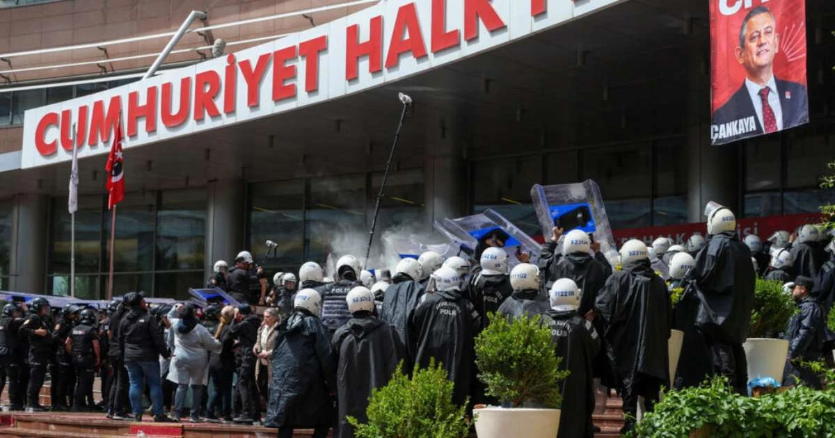 Polícia toma sede do principal partido da oposição na Turquia após justiça destituir líder da legenda