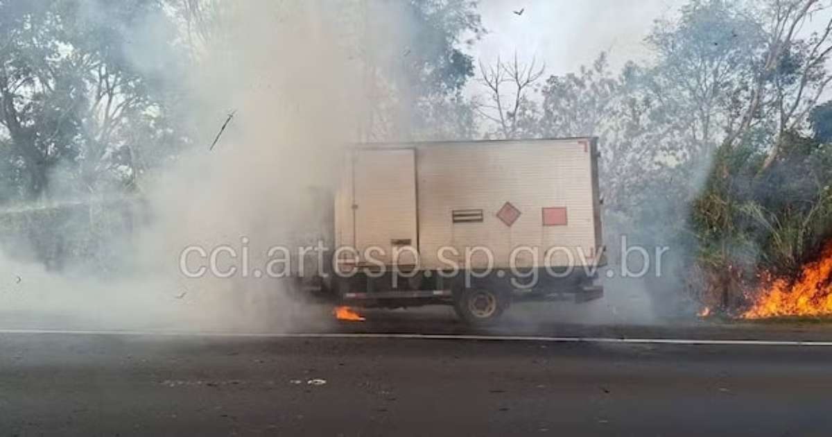 Incêndio em caminhão com 6 mil dinamites bloqueia Rodovia Washington Luís