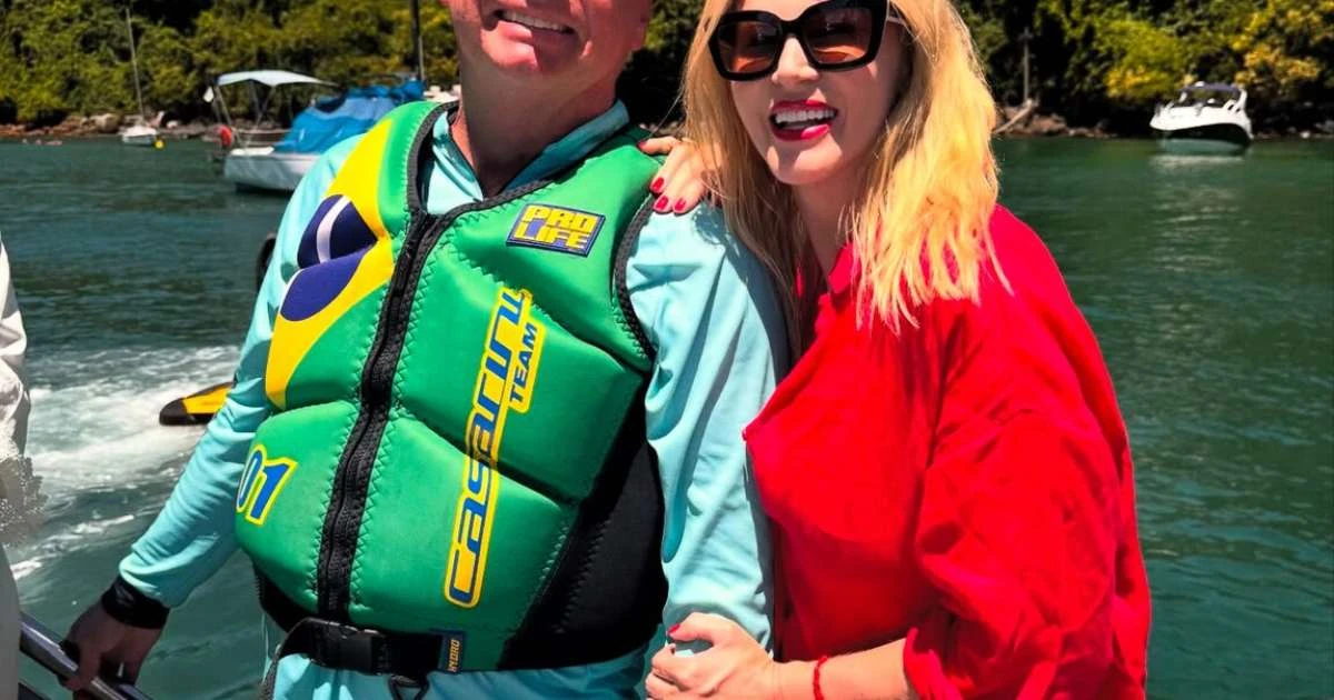 Bolsonaro encontra socialite e ex-advogado durante passeio de jet-ski em Angra
