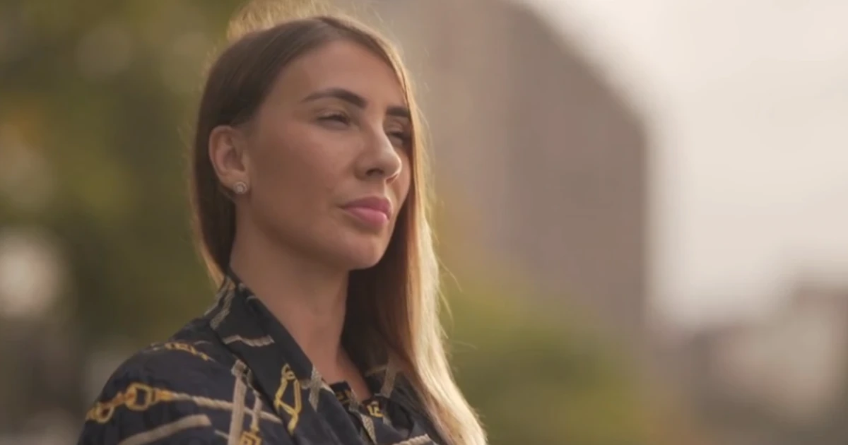 'Cinco a dez meninas por dia': brasileira vítima de Jeffrey Epstein revela rotina na mansão do financista