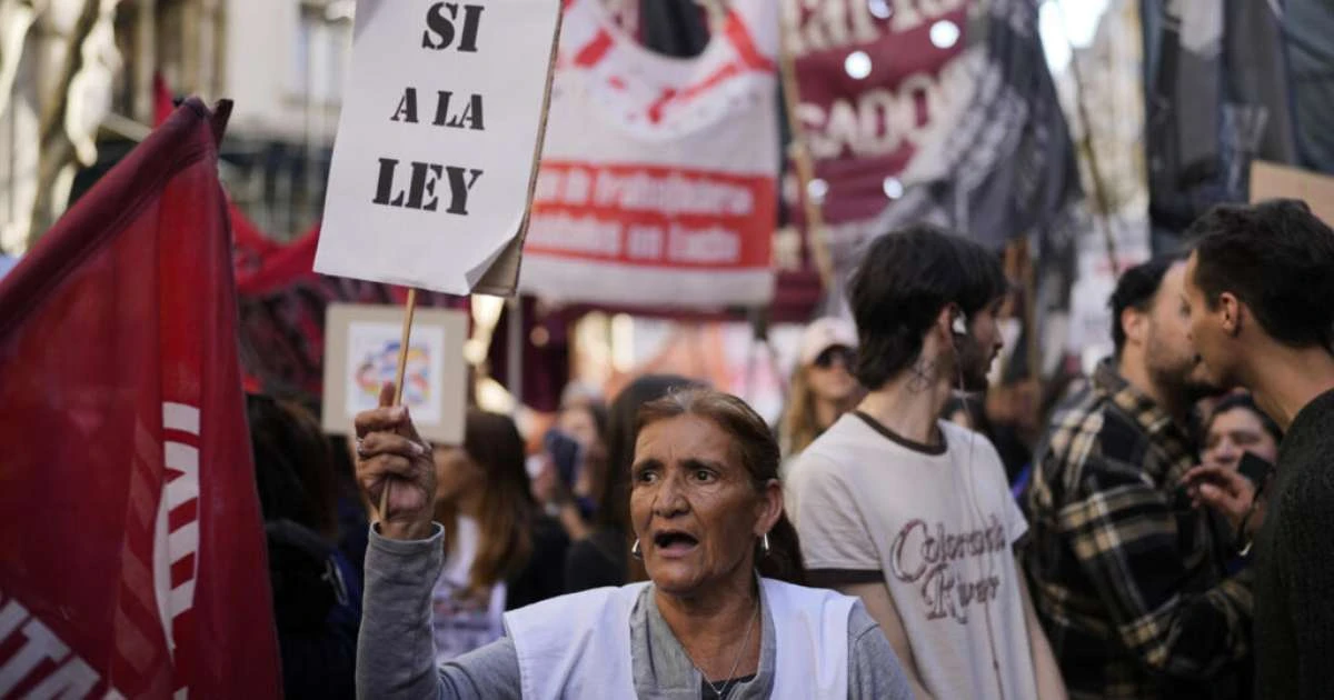 Milei adota tom moderado a afetados por ajuste após série de derrotas, mas não convence setores sociais