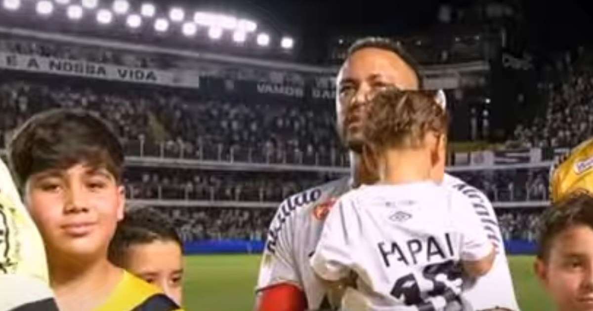 'A paixão da vida dele': filha de Neymar e Bruna Biancardi, Mavie dá show de simpatia em campo e vira amuleto do jogador em vitória do Santos