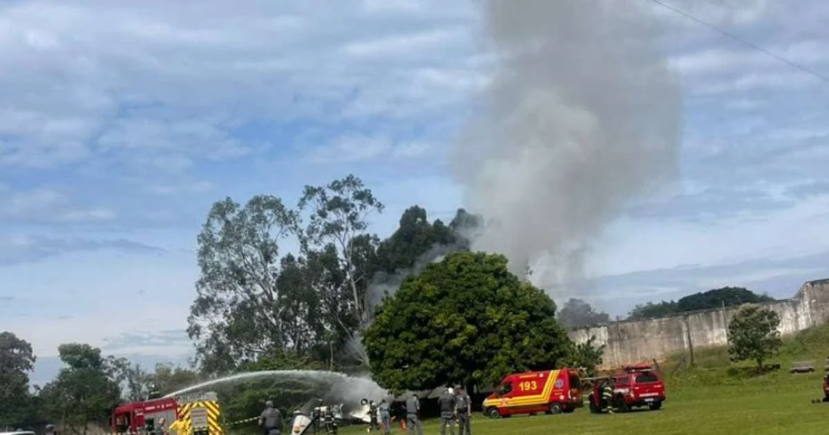 Avião de pequeno porte cai no interior de SP e mata duas pessoas