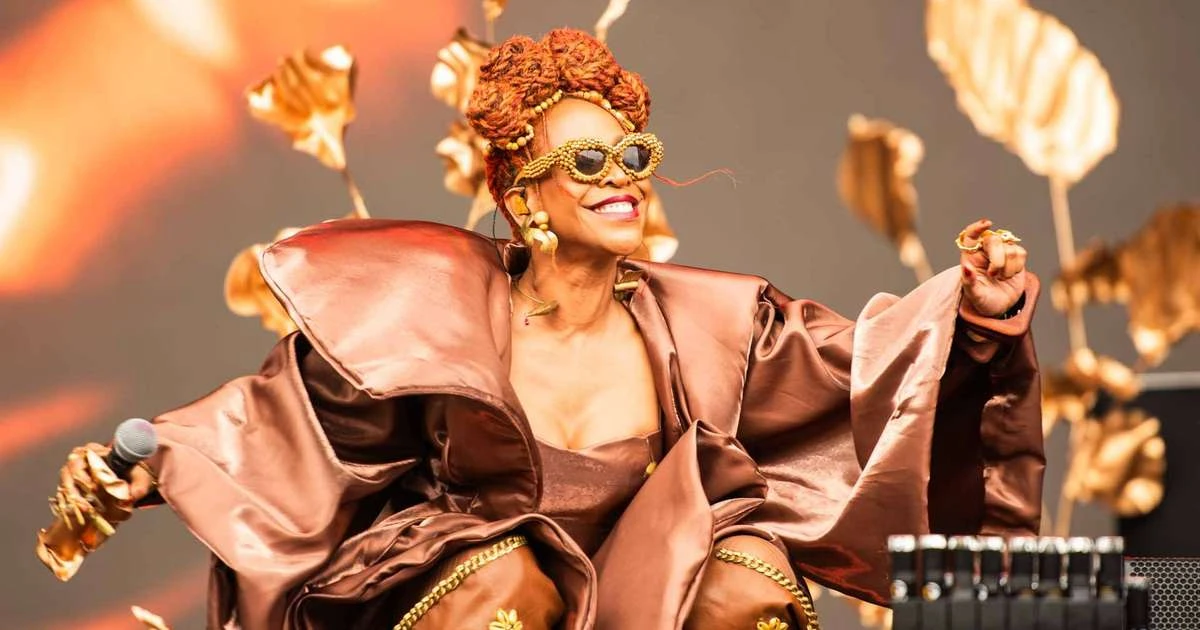 Karol Conká traz o filho Conjota ao palco do The Town pela primeira vez