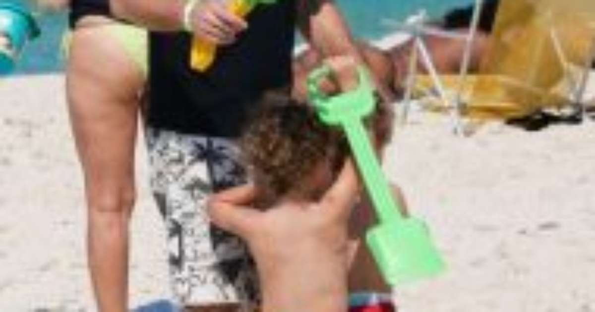 Fofura em dobro! Emílio Dantas curte dia de sol com os filhos gêmeos na praia; veja