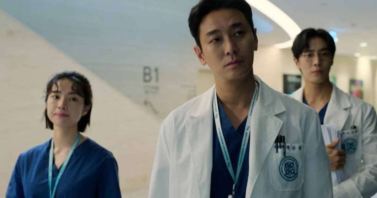 Astro de Heróis de Plantão passou por cirurgia antes de gravar ESTA cena do k-drama médico!