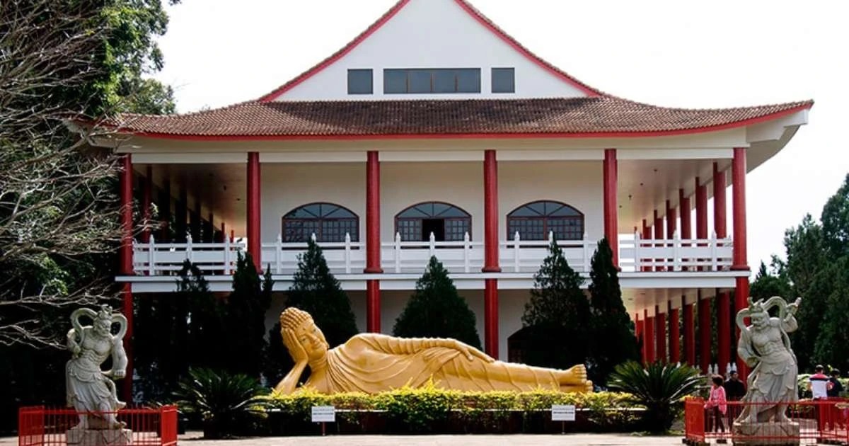 Templo Budista Chen Tien atrai turistas em Foz do Iguaçu