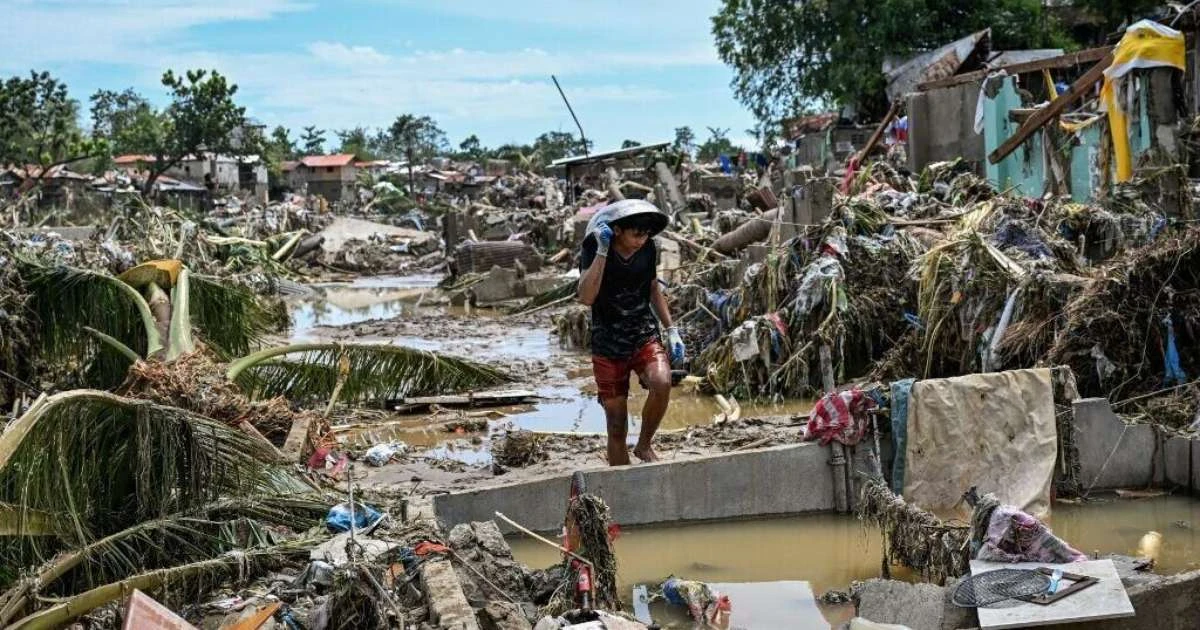 Tufão Kalmaegi paralisa cidades, mata mais de 90 e desafia infraestrutura urbana das Filipinas