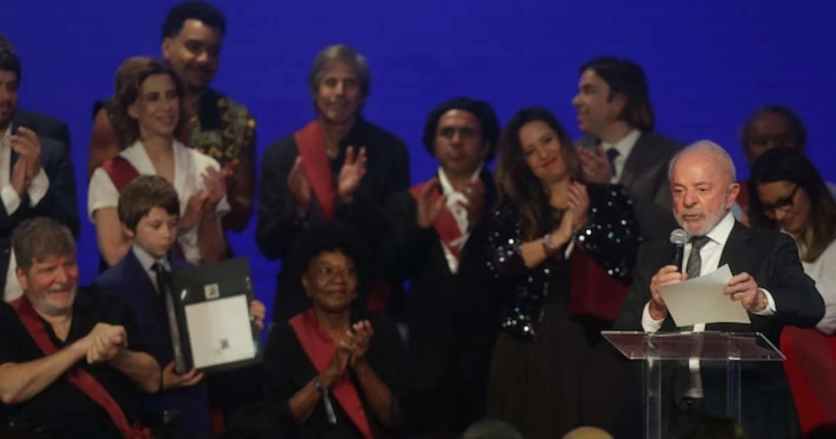 Brasileiros precisam de comida, diversão e arte e Bolsonaro tentou 'tirar de todos nós', diz Lula