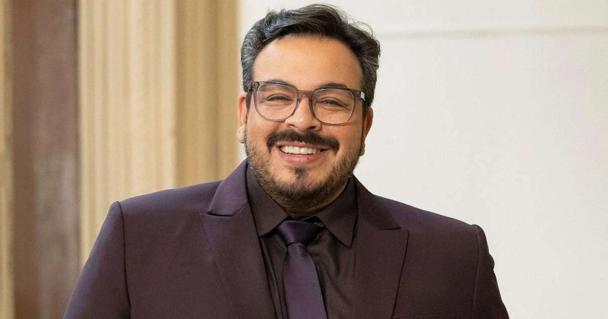 Tiago Abravanel está na novela 'Vale Tudo'? Entenda a dúvida que confunde a web sobre o funcionário de Marco Aurélio: 'São a mesma pessoa'