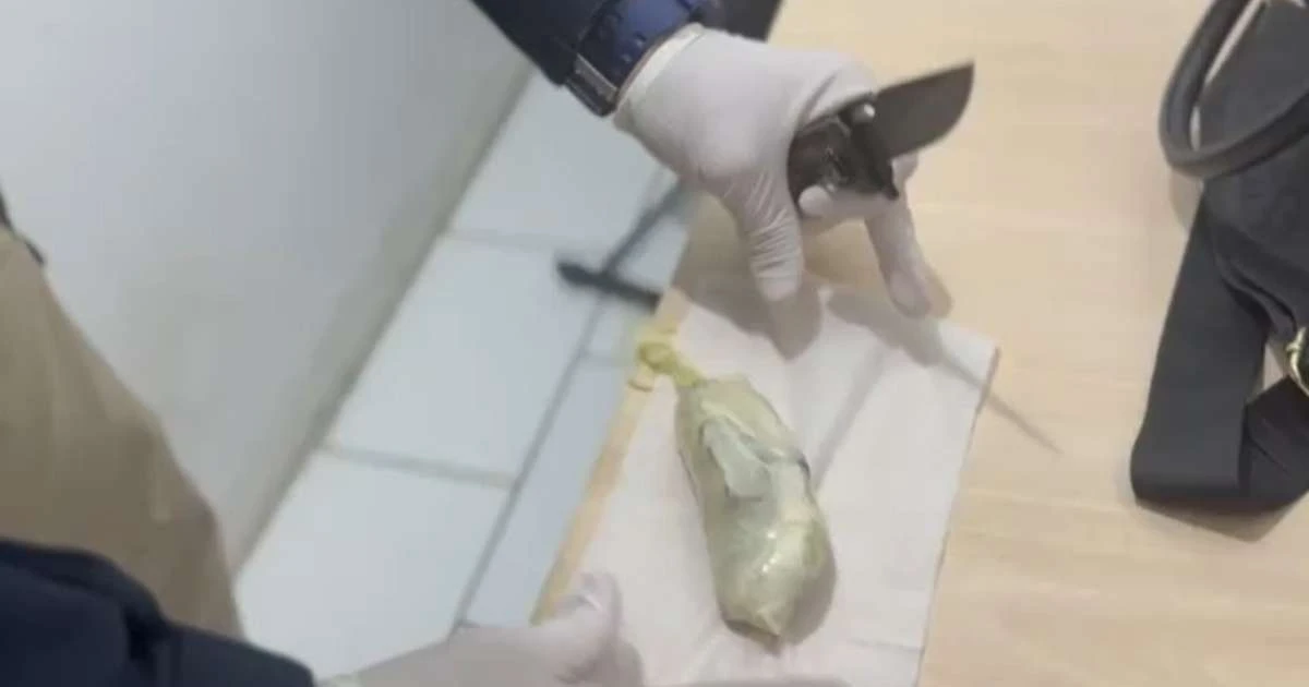 Dupla é presa com haxixe escondido em cobertor, secador de cabelo e nas partes íntimas de mulher