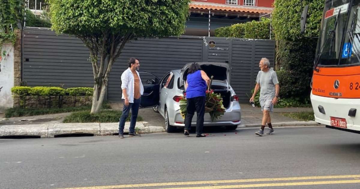 Mulher detida por ofensas racistas a agente da Polícia Federal na frente da casa de Lula