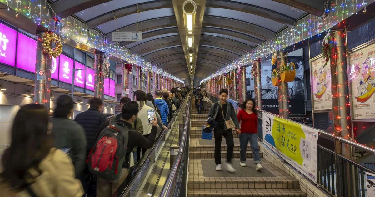 Maior escada rolante do mundo atravessa 13 ruas e tem mais de 800 metros