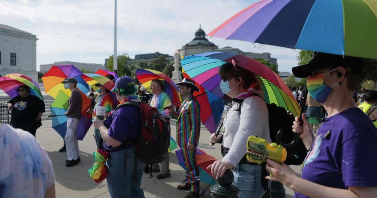 Suprema Corte dos EUA examina iniciativa de famílias contra livros com conteúdo LGBTQIA+