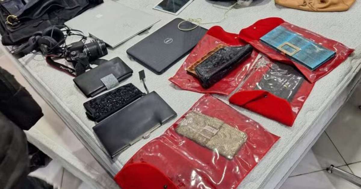 Dinheiro, armas, celulares e mochilas de entrega: o que foi apreendido na casa da 'Mainha do Crime'