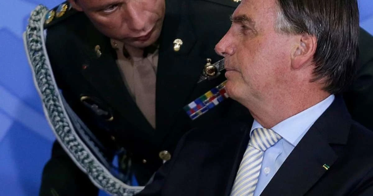 Bolsonaro mandou Cid distribuir remédios proibidos durante pandemia, diz jornal