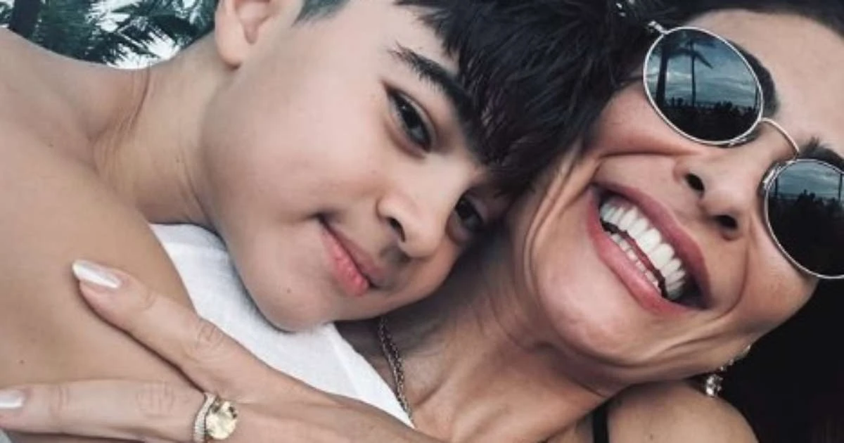 Juliana Paes faz rara aparição com o filho e comemora: '12 anos de amor'