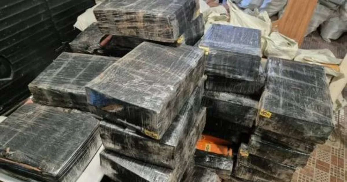 Mais de uma tonelada de maconha é apreendida em caminhão com placas do RS no Paraná