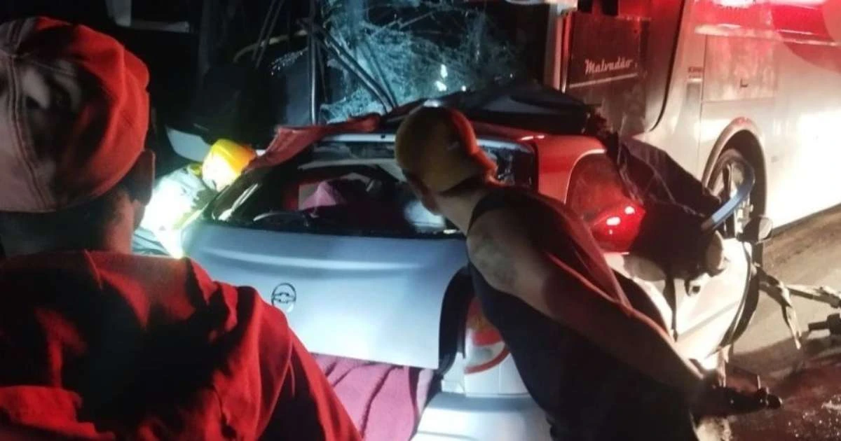 Acidente entre ônibus com romeiros e carro mata 3 adultos e 2 crianças em MG