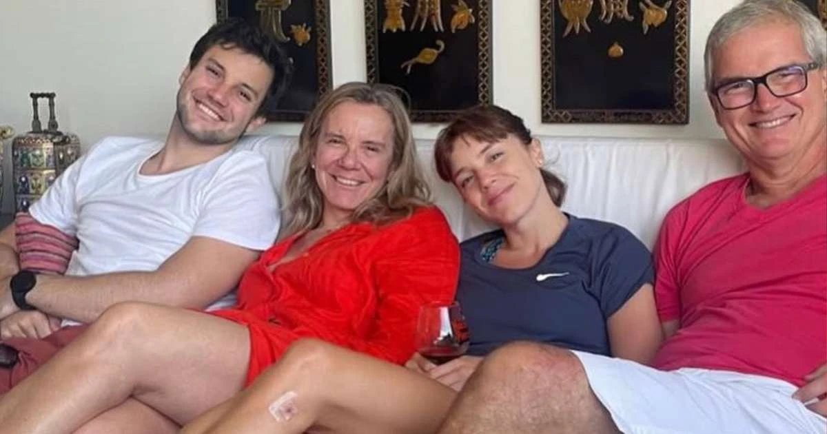 Alice Wegmann emociona web com homenagem aos pais pelo casamento: 'Maior presente'