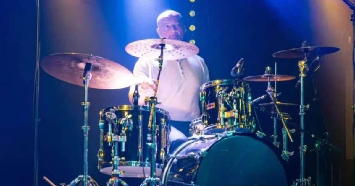 Baterista de banda inglesa sofre parada cardíaca durante show em festival
