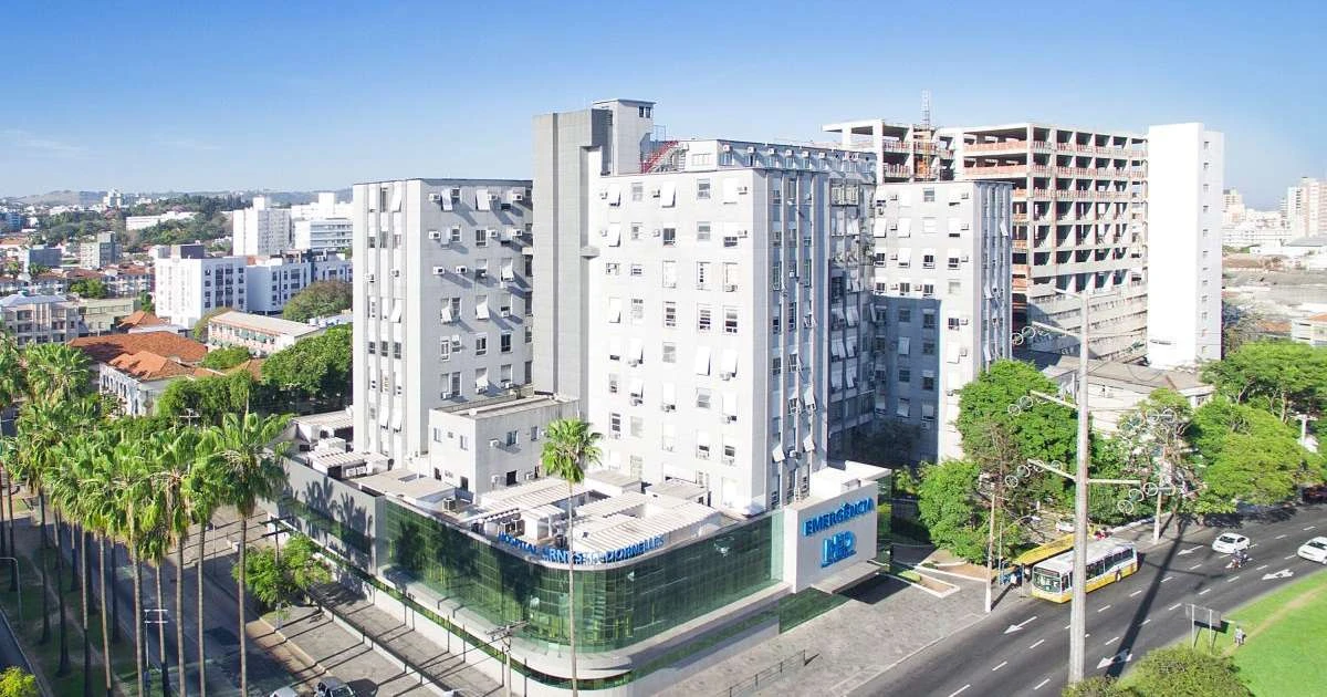 Técnicos de enfermagem são presos em Porto Alegre suspeitos de abusar de paciente hospitalizada