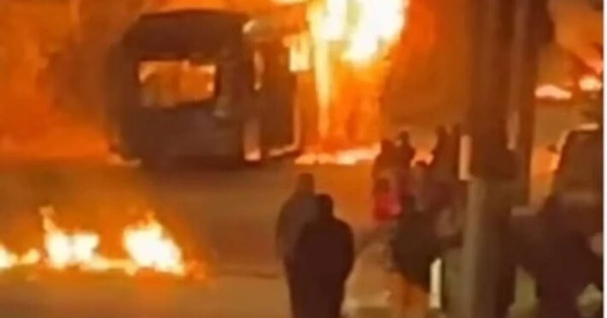 Ônibus é incendiado com passageiros dentro em São Paulo; polícia investiga ato de vandalismo
