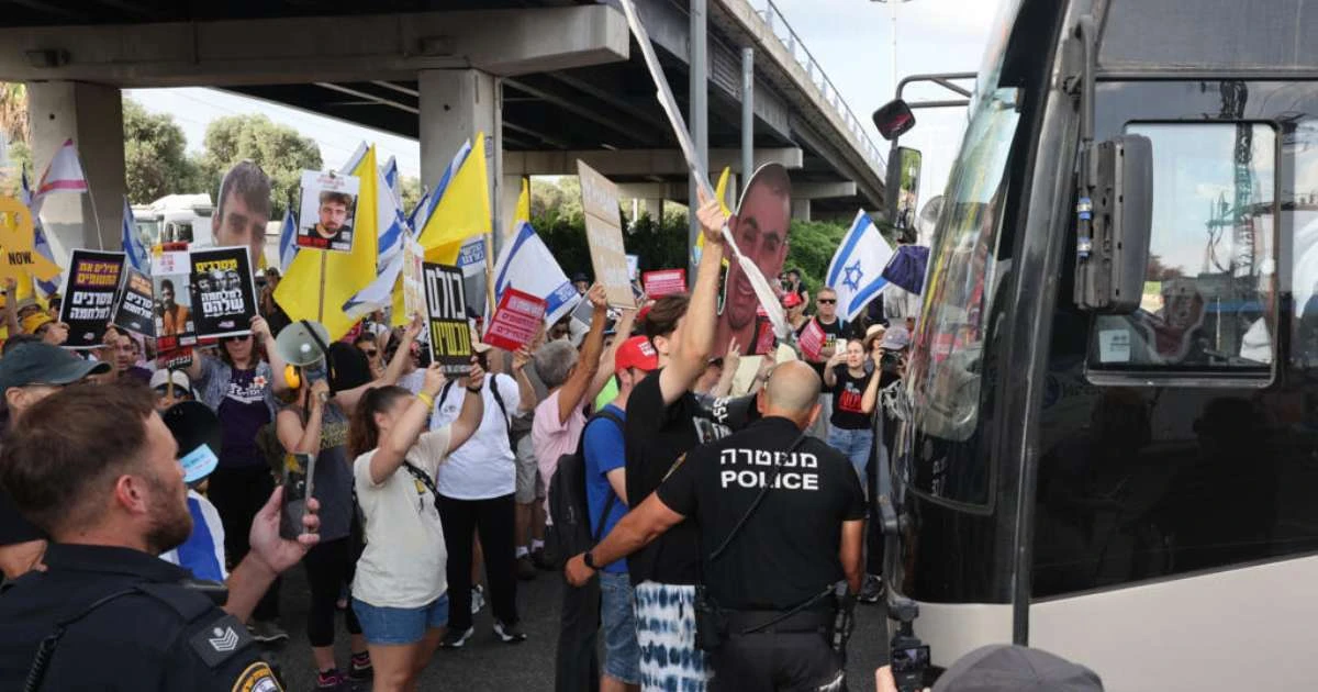 Conflito em Gaza provoca racha entre militares e leva milhares às ruas de Israel em dia de protestos