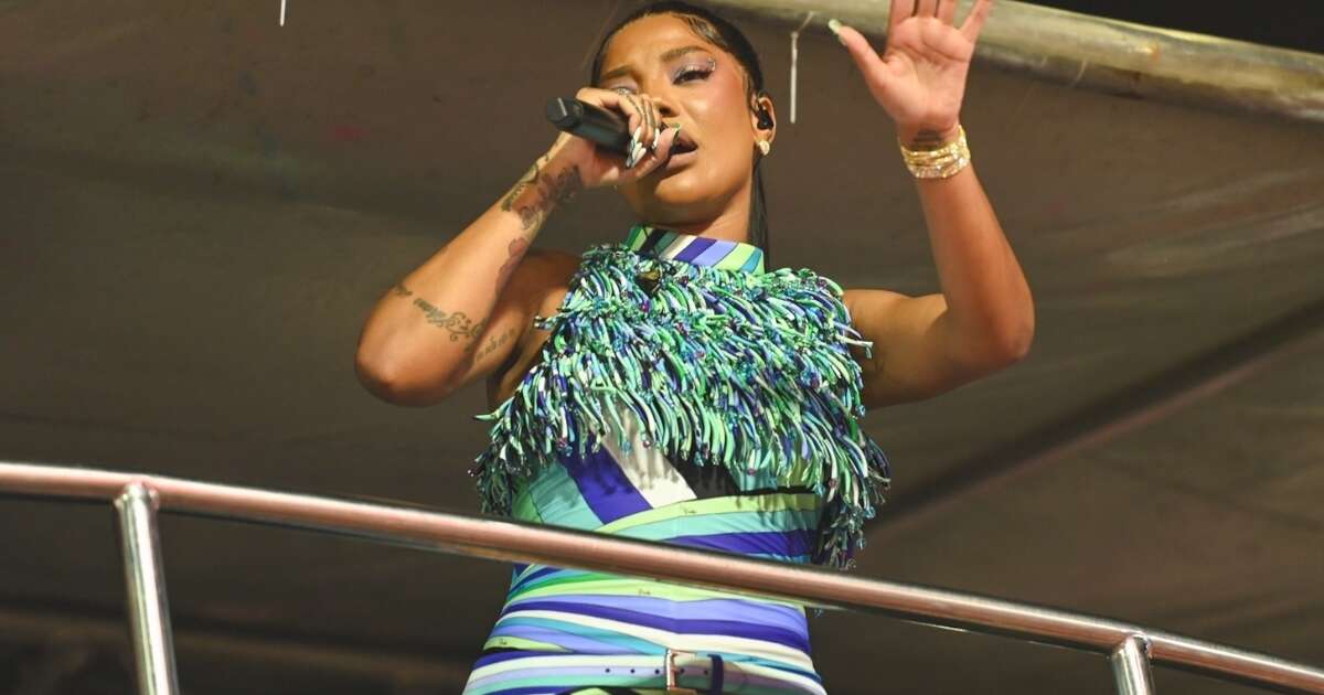 Ludmilla interrompe trio elétrico e repreende foliões em Salvador: 'Sempre um macho'