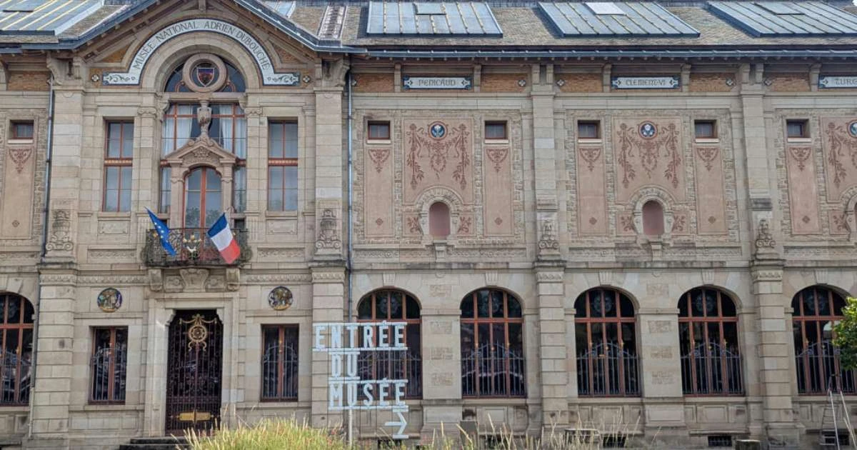 Ladrões roubam porcelanas chinesas de museu francês, estimadas em 6,5 milhões