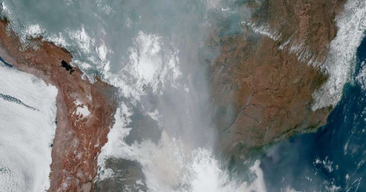 O que é a chuva preta, fenômeno produzido pela fumaça das queimadas sobre o Rio Grande do Sul