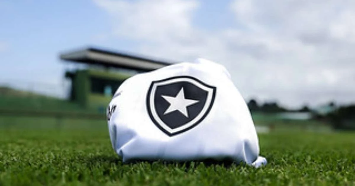 É oficial! Botafogo rescinde com meio-campista
