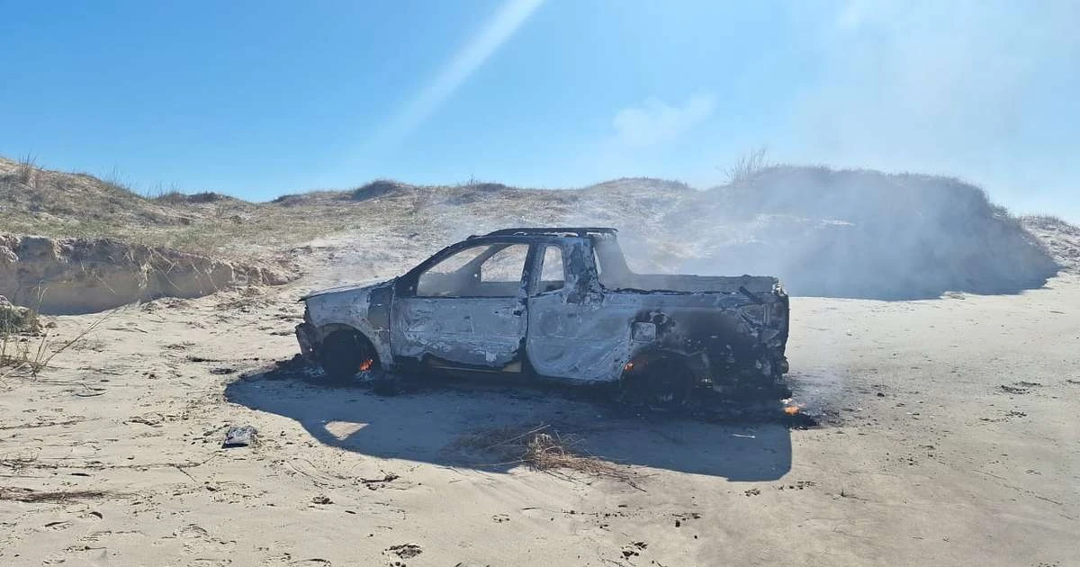 Veículo com registro de furto/roubo é encontrado completamente queimado no litoral norte