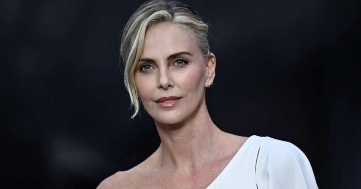 Charlize Theron desabafa sobre diretor que insistia para atriz trocar de figurinos para ficar 