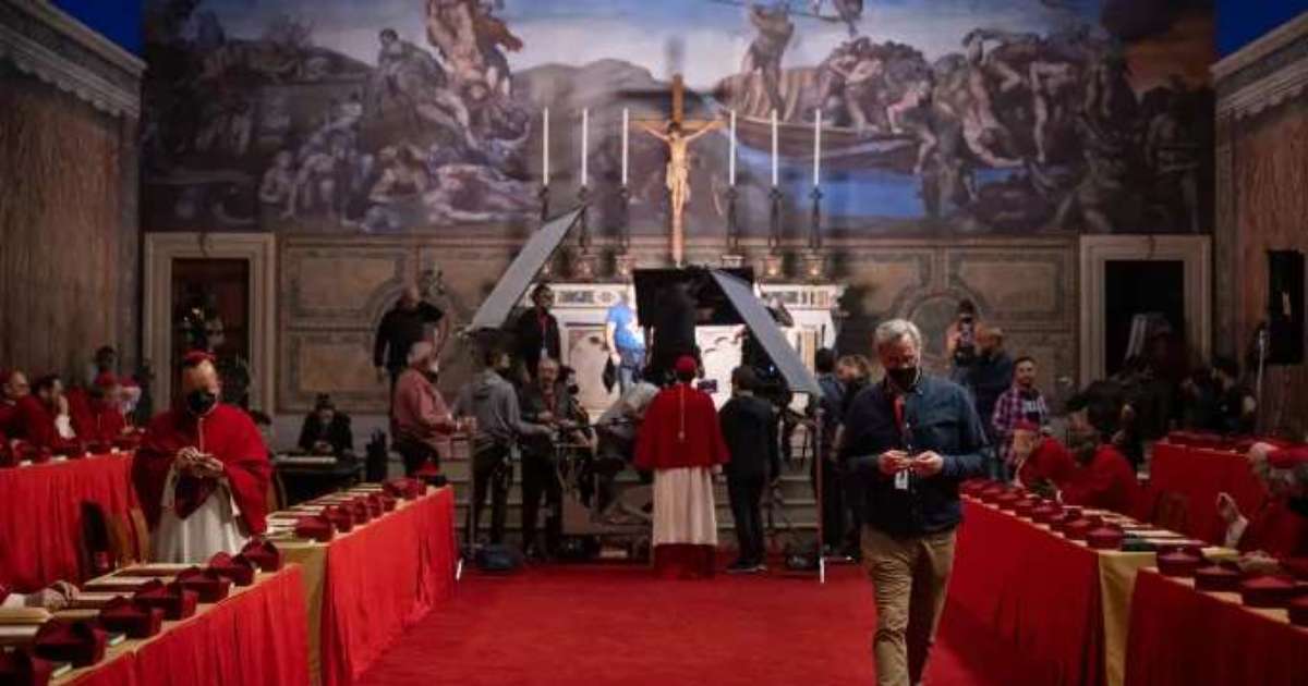 O Vaticano proibiu e eles tiveram que dar um jeito: A equipe de Conclave levou 10 semanas para criar a réplica da Capela Sistina