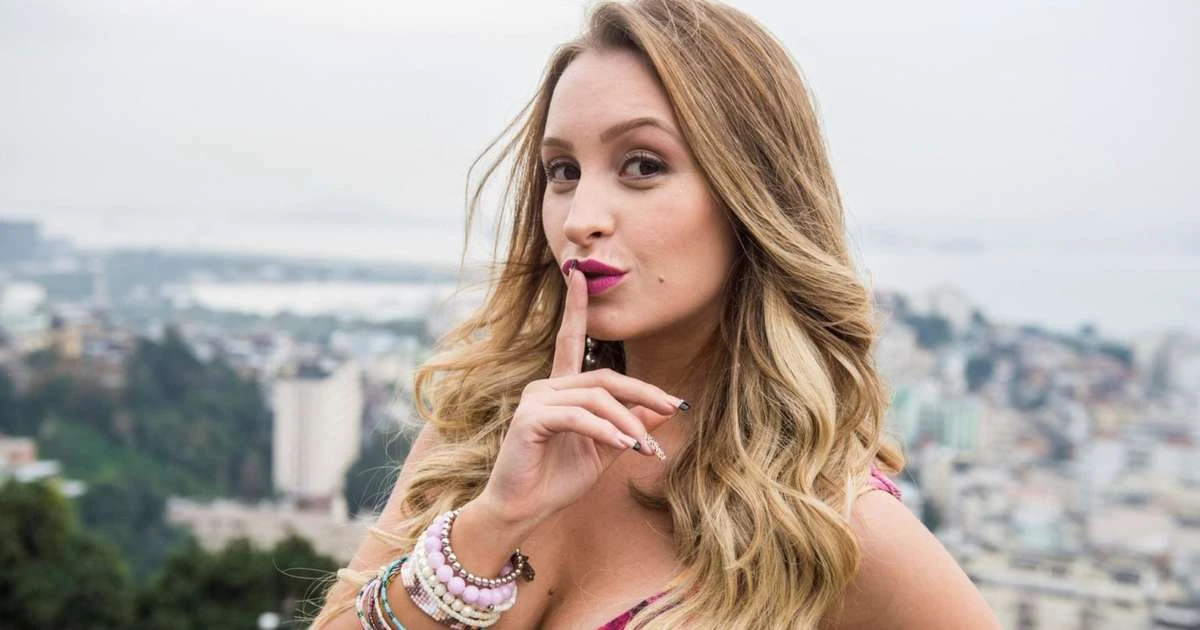 Bem ou mal vestida? Morena, Carla Diaz divide opiniões com vestido enorme