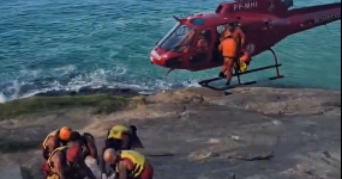 Mulher precisa ser resgatada por helicóptero após cair enquanto tirava foto em trilha no RJ