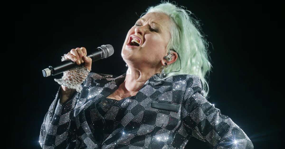 Rock in Rio: Cyndi Lauper, sem playback e com cutucão em Trump, mostra por que ainda é diva