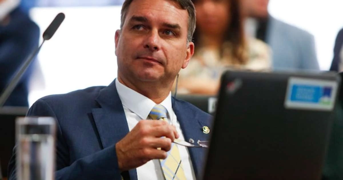 'Estamos oficialmente em uma ditadura', afirma Flávio Bolsonaro após prisão domiciliar do pai