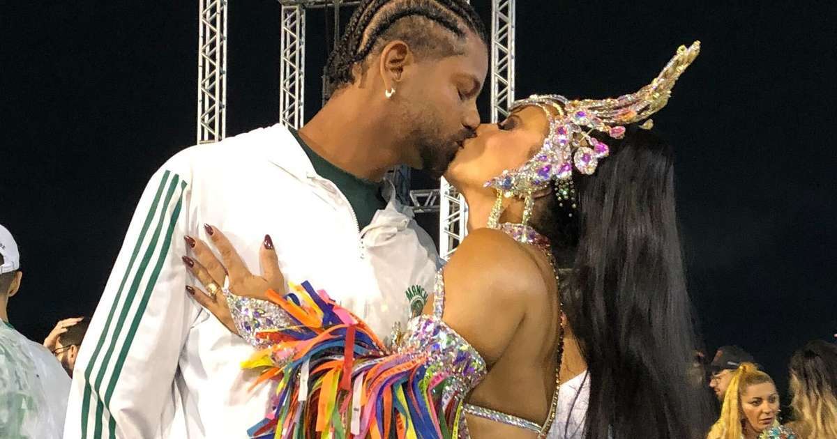 Viviane Araújo troca beijos com Militão no Anhembi antes de desfile técnico da Mancha Verde