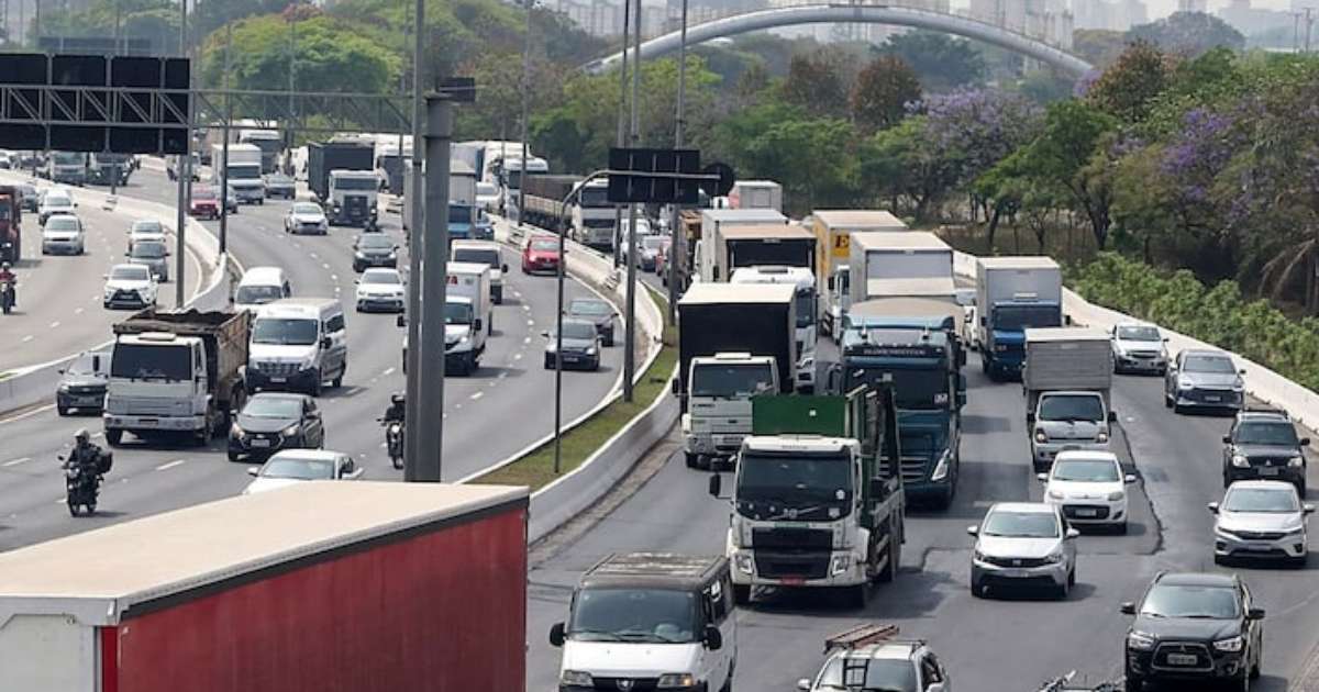 Marginal Tietê tem interdição por causa de acidente; veja onde